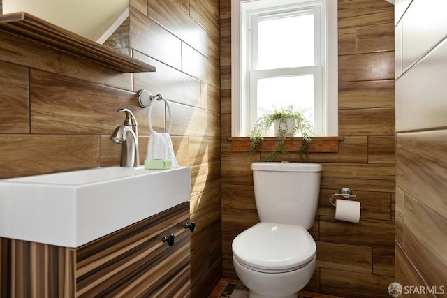 bathroom featuring toilet and vanity