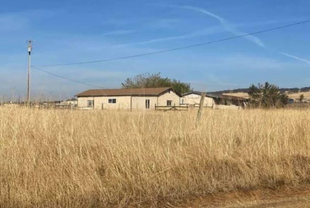 view of yard with a rural view