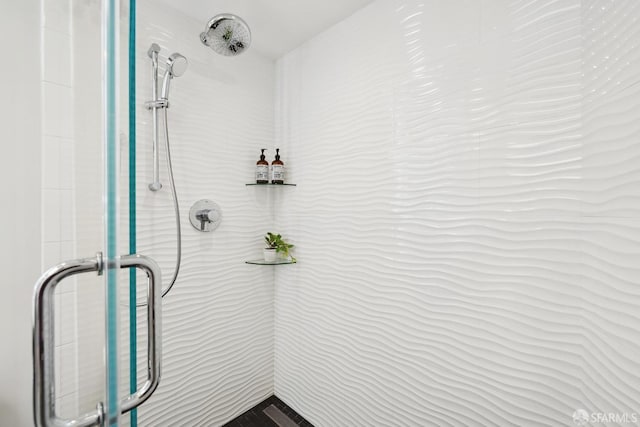 bathroom featuring tiled shower