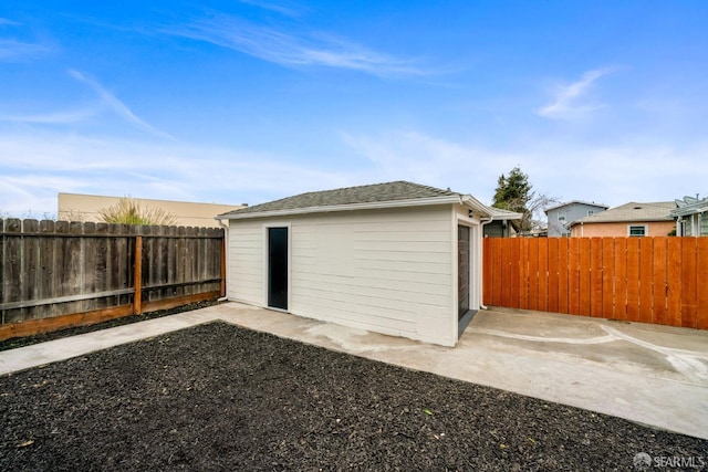 view of outdoor structure featuring a fenced backyard and an outdoor structure