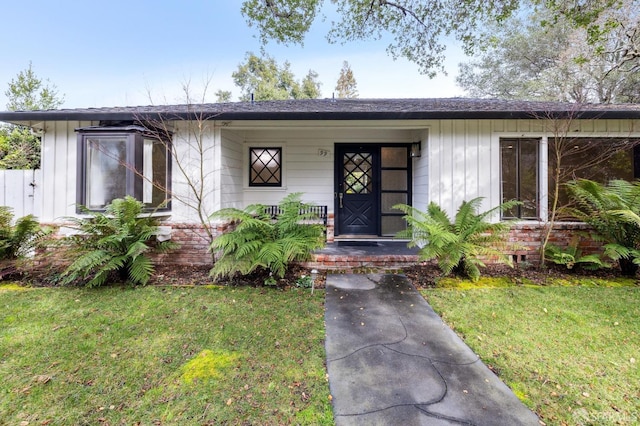 view of front facade with a front yard