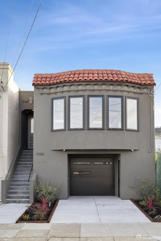 view of front facade featuring a garage