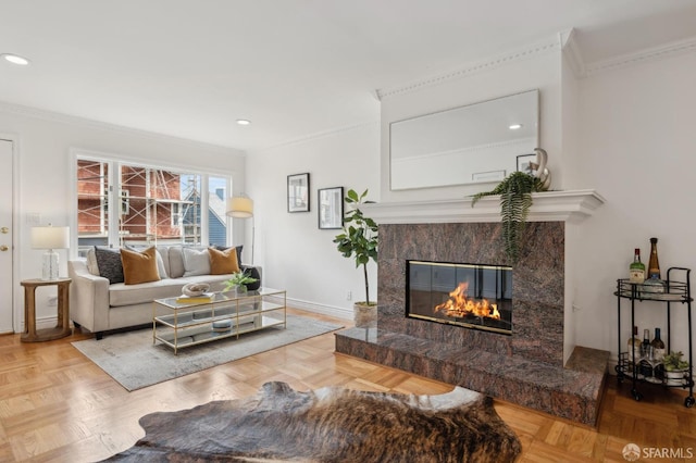 living area featuring recessed lighting, crown molding, baseboards, and a premium fireplace