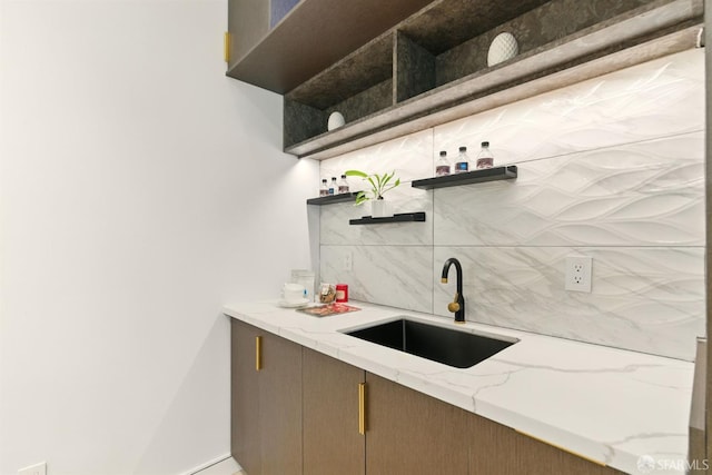 4038 18th St, San Francisco, CA 94114 - indoor wet bar featuring backsplash