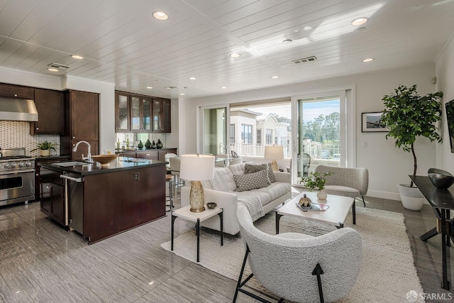 living area featuring recessed lighting, wooden ceiling, visible vents, and baseboards