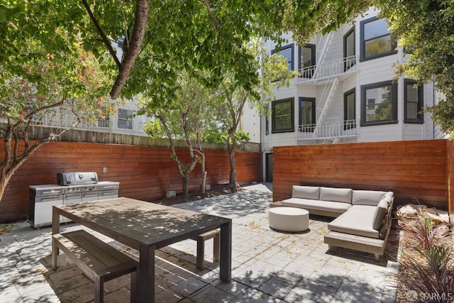 1234 Francisco St Unit 6, San Francisco, CA 94123 - fenced backyard featuring a patio area, an outdoor hangout area, grilling area, and outdoor dining space