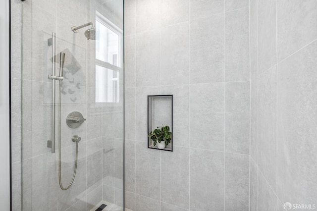 bathroom featuring a tile shower