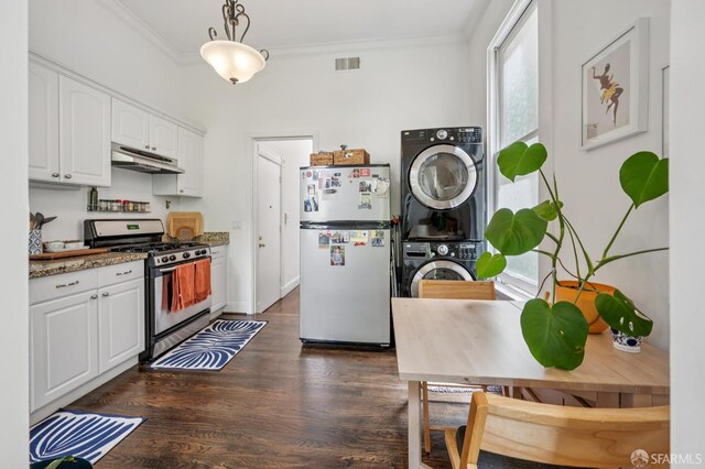 2922 Pine St, San Francisco, CA 94115 - kitchen with freestanding refrigerator, gas range, stacked washing machine and dryer, under cabinet range hood, and crown molding