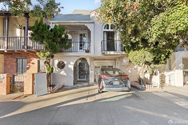 view of front of house with a balcony