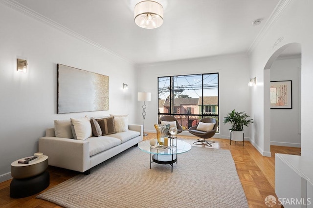 living area with arched walkways, baseboards, and ornamental molding