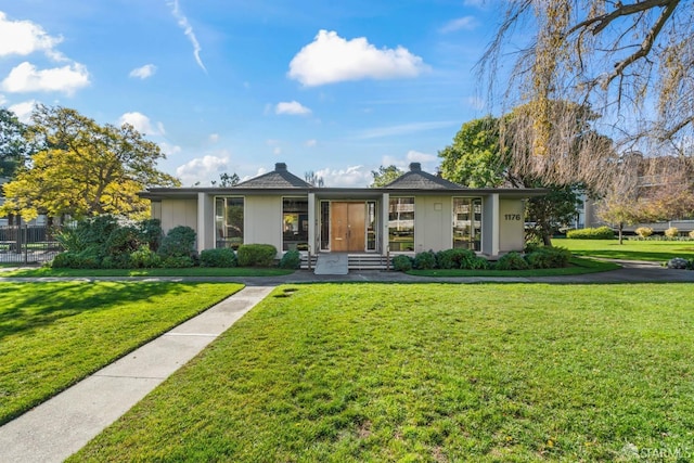 single story home featuring a front yard