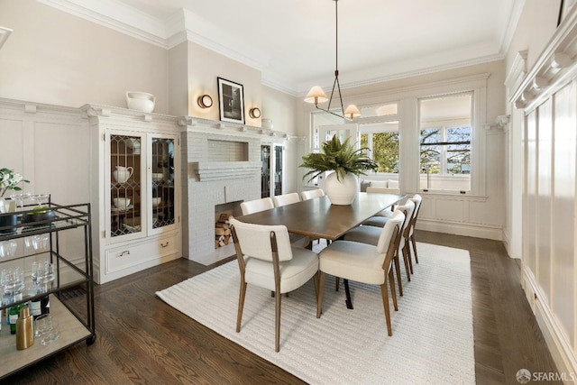 dining space featuring crown molding, a chandelier, and dark hardwood / wood-style flooring