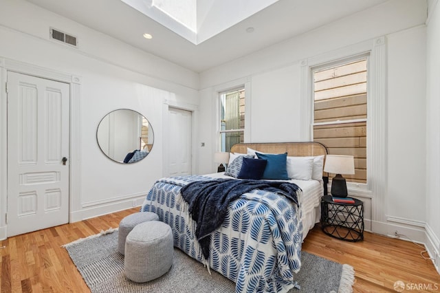 338 Scott St, San Francisco, CA 94117 - bedroom featuring a skylight, light wood finished floors, and recessed lighting