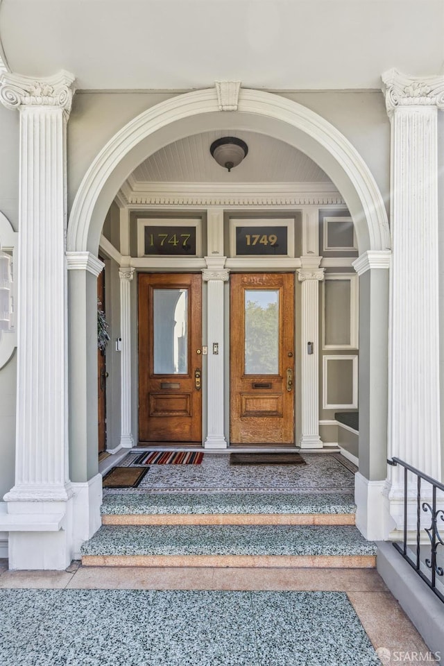 property entrance featuring a porch