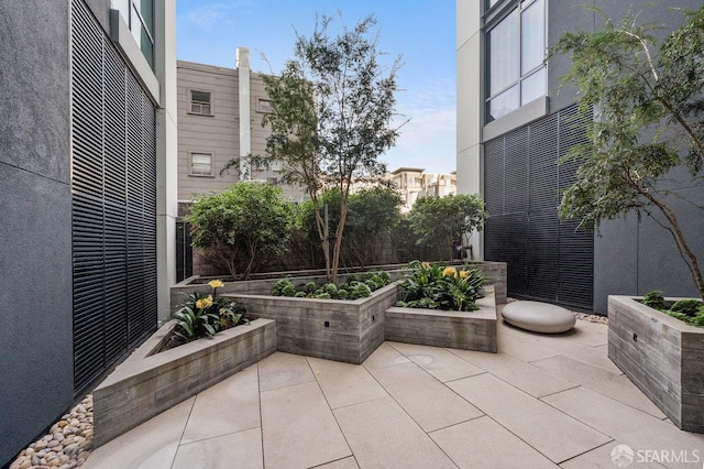 1545 Pine St Unit 802, San Francisco, CA 94109 - view of patio featuring a garden