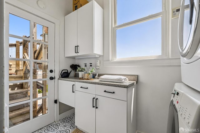 207 Eureka St, San Francisco, CA 94114 - bar area with stacked washer / dryer and plenty of natural light