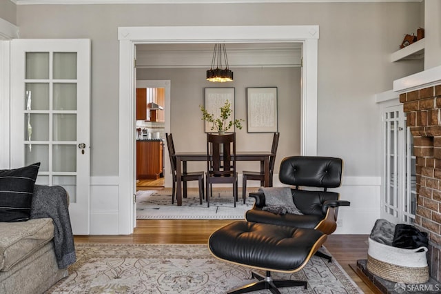 207 Eureka St, San Francisco, CA 94114 - sitting room with wood finished floors, crown molding, and a wainscoted wall