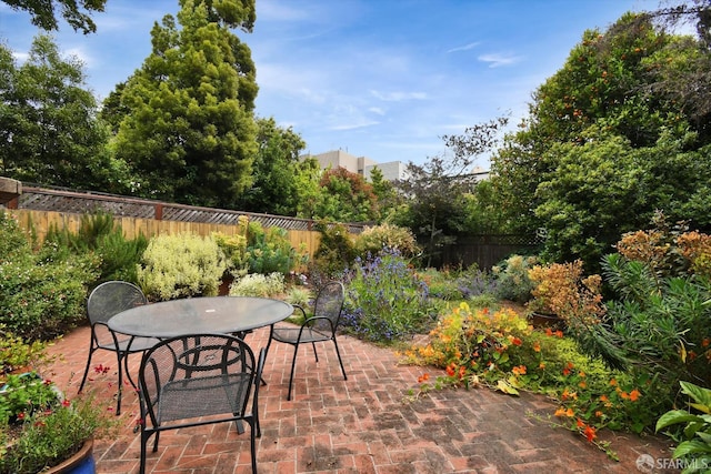 27 Hartford St, San Francisco, CA 94114 - fenced backyard featuring a patio area and outdoor dining space