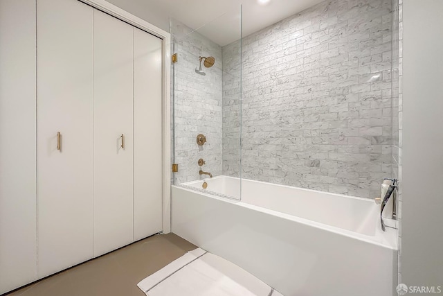 bathroom with tiled shower / bath combo