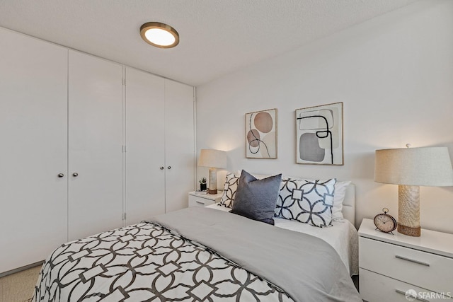 bedroom featuring a textured ceiling and a closet