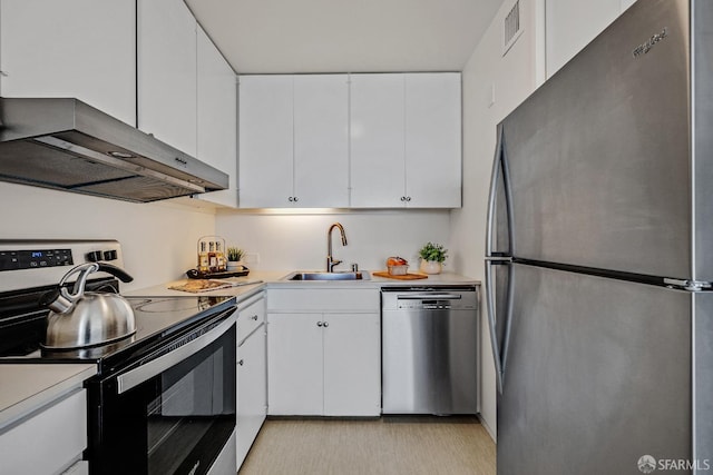 kitchen featuring stainless steel appliances, a sink, visible vents, light countertops, and range hood