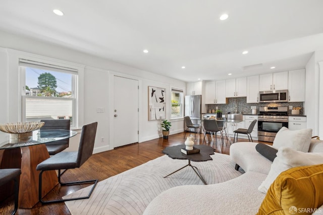 living area featuring dark wood-style floors, recessed lighting, and baseboards