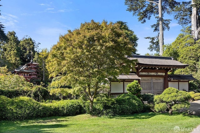 view of home's community featuring a yard