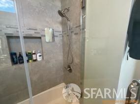 bathroom with tiled shower / bath combo