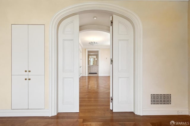 2000 Washington St Unit 4, San Francisco, CA 94109 - corridor with arched walkways, wood finished floors, and crown molding