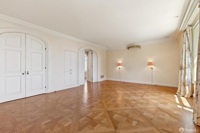 2000 Washington St Unit 4, San Francisco, CA 94109 - spare room featuring arched walkways, crown molding, and baseboards