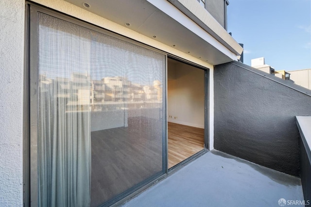 property entrance featuring a balcony