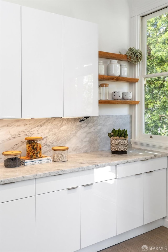 69 Pond St, San Francisco, CA 94114 - bar featuring tasteful backsplash