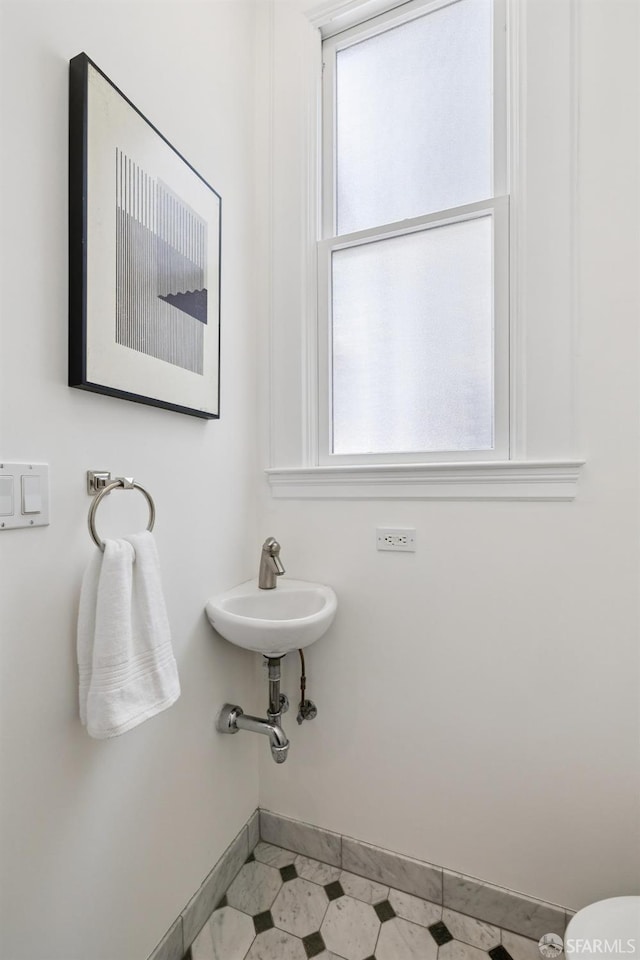 2427 Franklin St, San Francisco, CA 94123 - bathroom featuring plenty of natural light