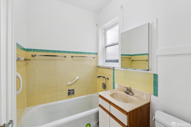 1915 Laguna St Unit 4, San Francisco, CA 94115 - full bathroom with vanity, a bathing tub, and toilet