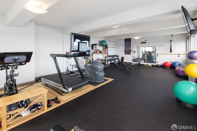 exercise room featuring baseboards