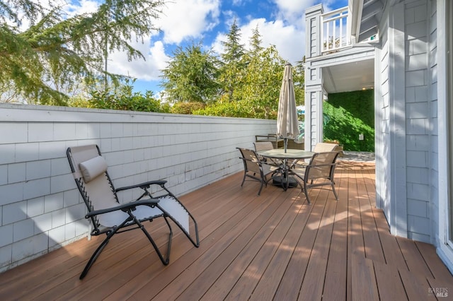 deck with outdoor dining space