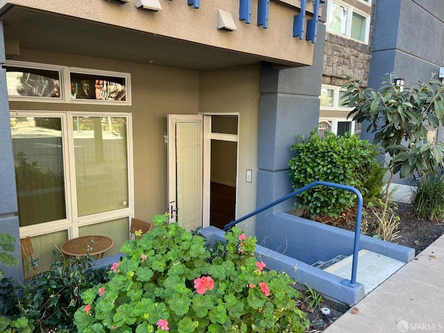 entrance to property with stucco siding