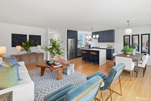 living room featuring light wood-style flooring, recessed lighting, and ornamental molding