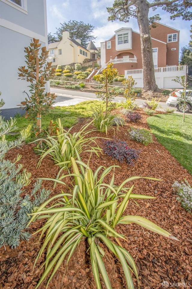 view of yard featuring a residential view