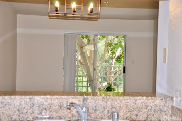 bathroom featuring an inviting chandelier