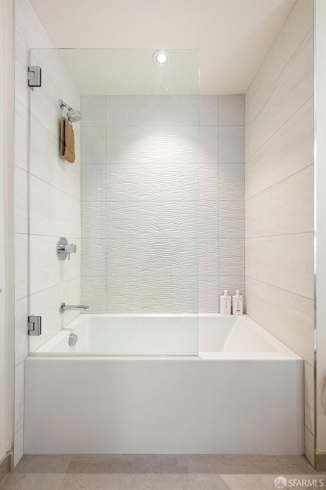 bathroom with tiled shower / bath combo