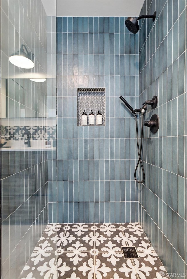 bathroom featuring a tile shower