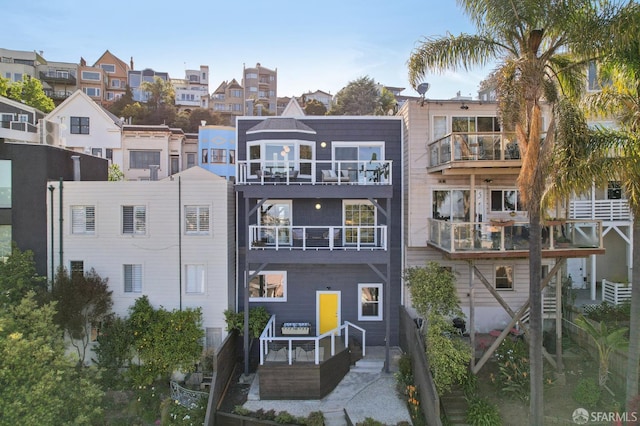 view of apartment building / complex