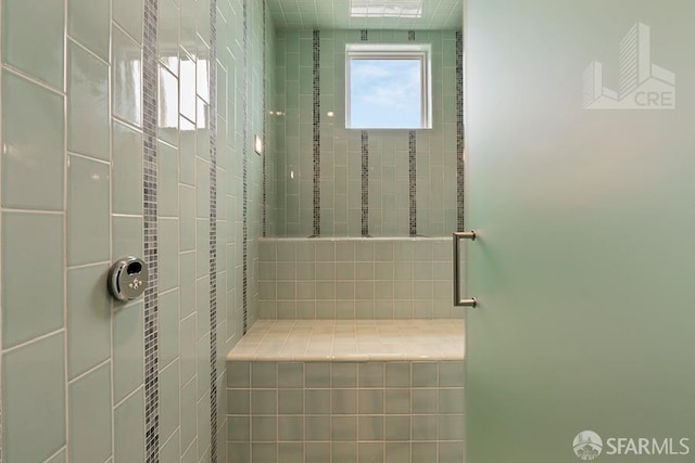 bathroom featuring a tile shower