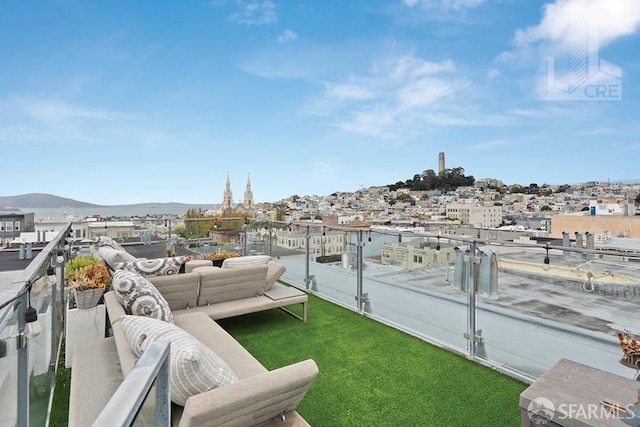 view of yard featuring a mountain view