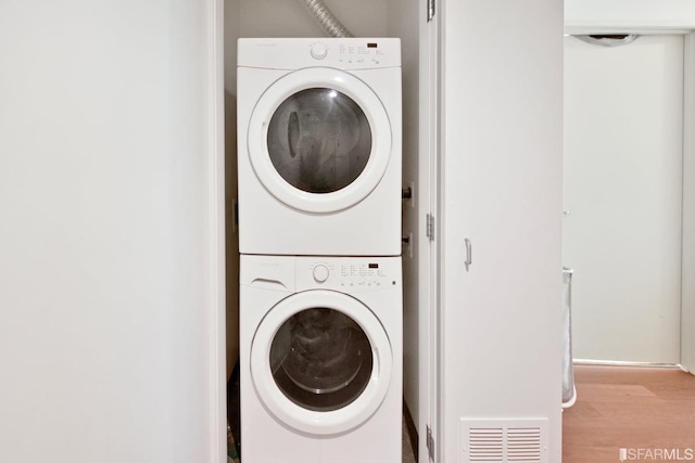 1400 Mission St, San Francisco, CA 94103 - laundry area with stacked washing machine and dryer and wood finished floors
