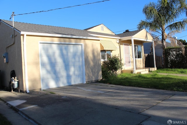 view of front facade featuring a garage and a front yard