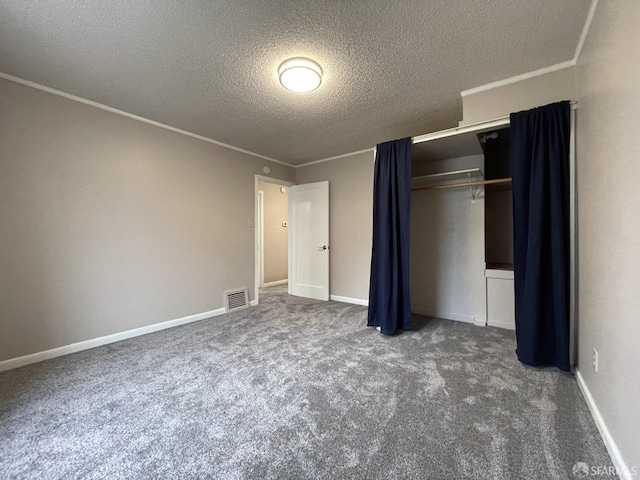 unfurnished bedroom featuring ornamental molding, a closet, a textured ceiling, and carpet flooring