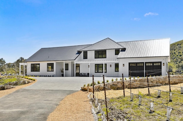 view of modern farmhouse style home