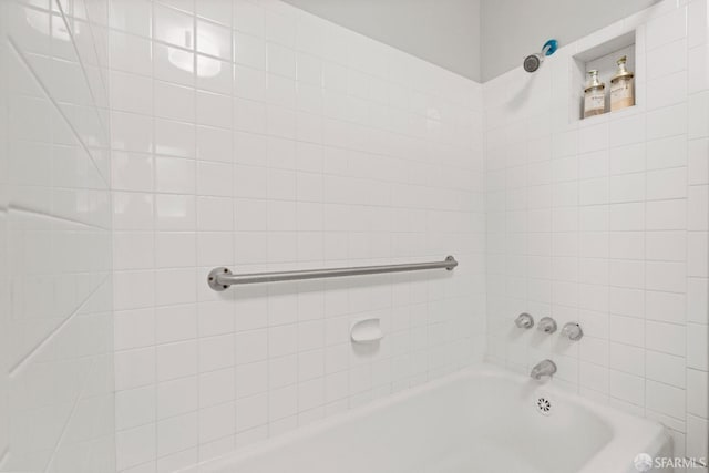 bathroom with tiled shower / bath